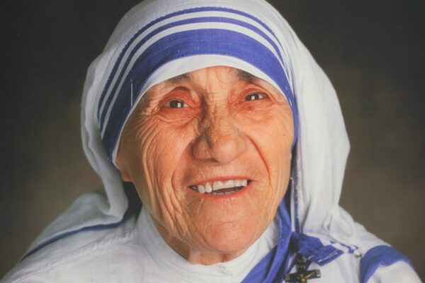 Maica Teresa, o sfântă a milosteniei și a iubirii de aproapele