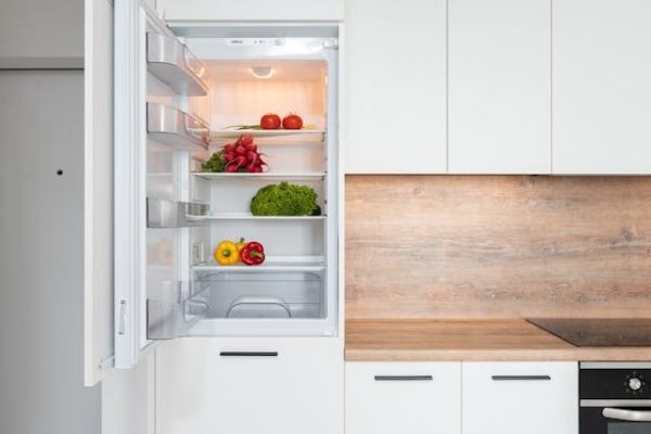 Organizare eficientă a frigiderului: ce nu trebuie să lipsească niciodată