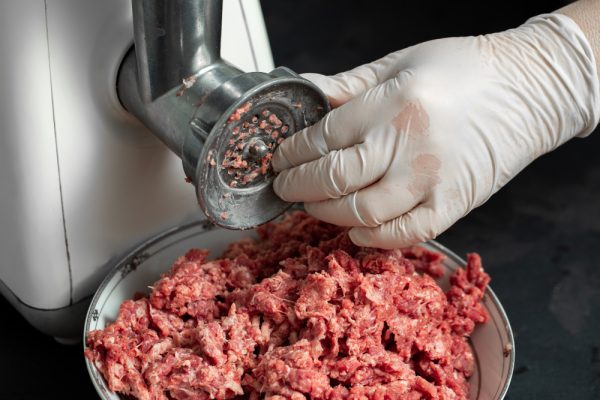 Ghidul complet pentru alegerea unei mașini de tocat carne perfecte pentru bucătăria ta
