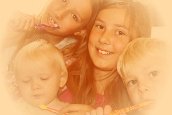 De ce apar pete pe dinții copiilor