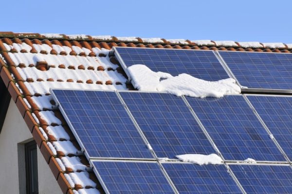 Depozit solar: Sistem de rezerva cu panouri fotovoltaice pentru intreruperi (circuite critice)