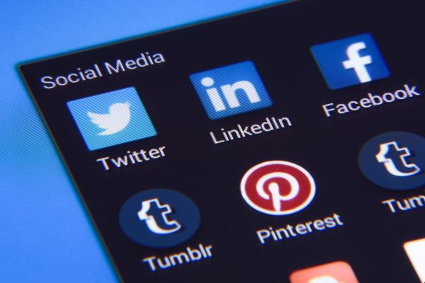 Cum identifici știrile false distribuite pe rețelele sociale